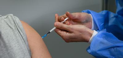 Ein Arm oder beide – so wirkt die Impfung besser