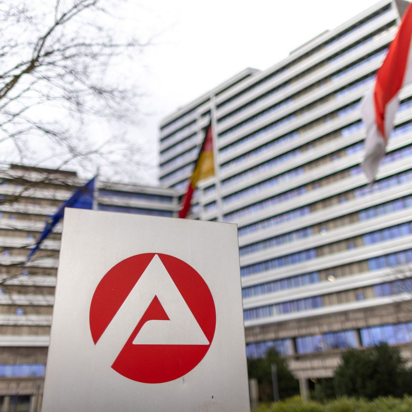 Verhaltene Frühjahrsbelebung: Arbeitslosigkeit sinkt leicht