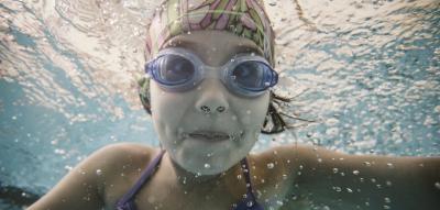 Tipps und Regeln für sicheres Schwimmen – und was Eltern schon früh tun sollten