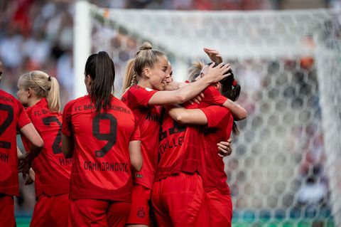 Fußballerinnen des FC Bayern München feiern DFB-Pokal und Double