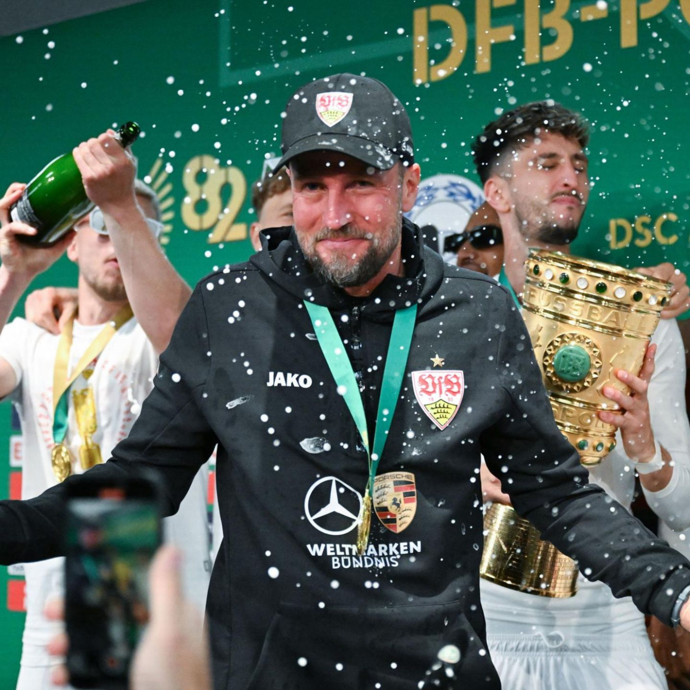 Sektdusche für Hoeneß – VfB-Spieler stürmen Pressekonferenz