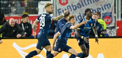 Im Moment des Triumphs denkt Heidenheims Kapitän an den Gegner