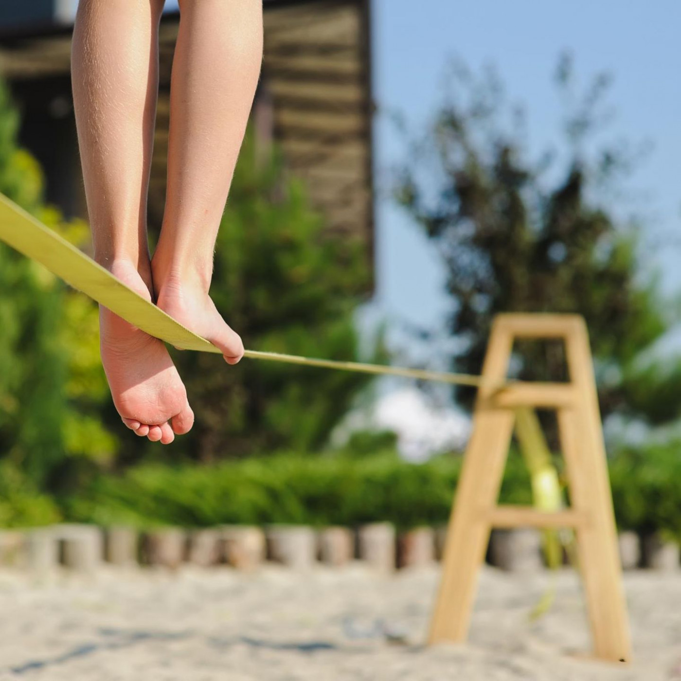 Slackline ohne Baum: So klappt der Aufbau am Strand oder im eigenen Garten
