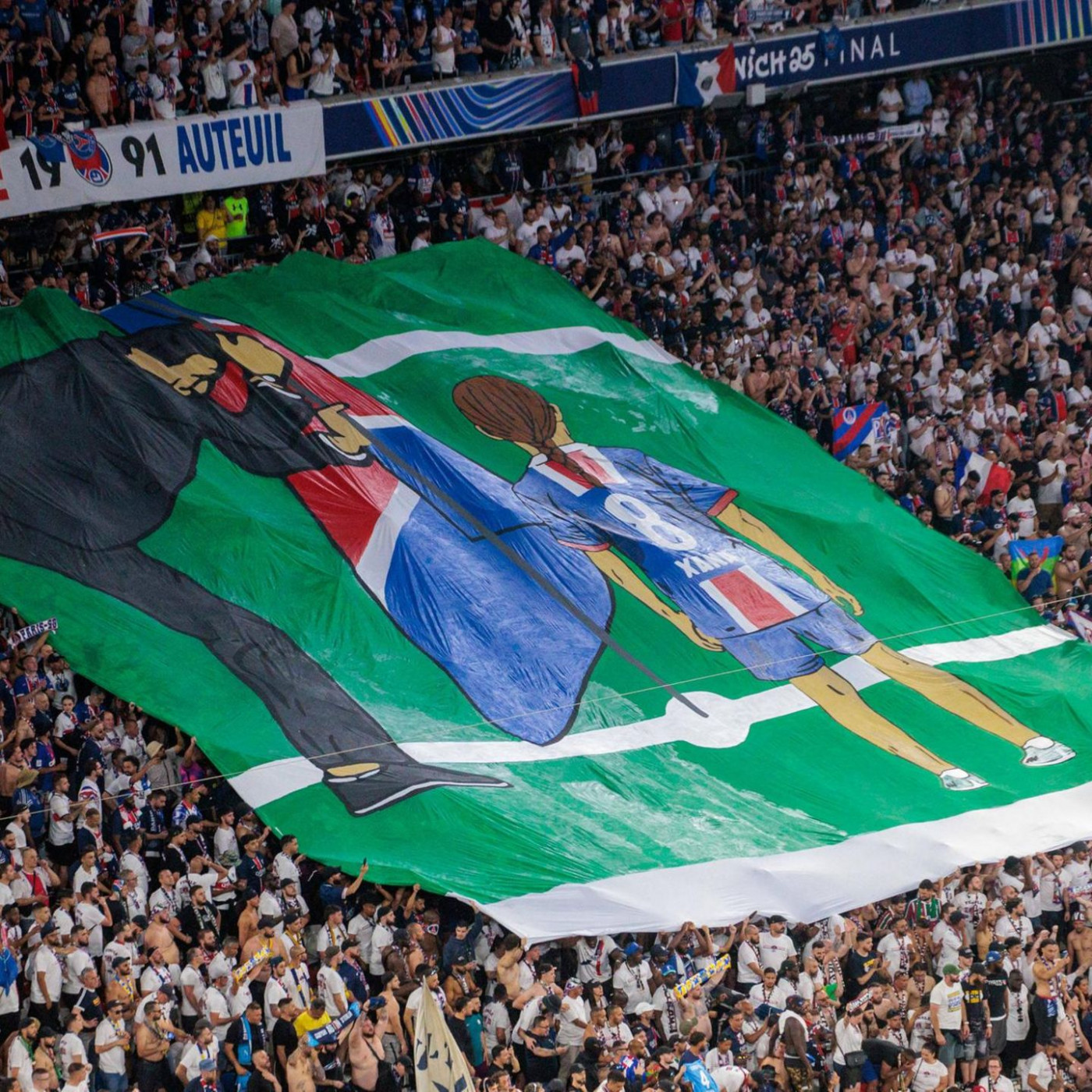 Großer Moment von München: Fans gedenken toter 9-jähriger Xana