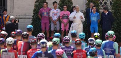 Und dann tritt Papst Leo XIV. vor das Peloton