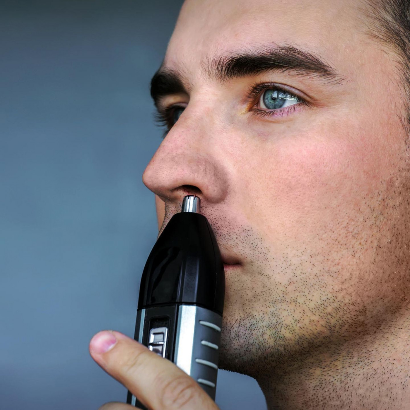 Nasenhaare entfernen: Warum die schmerzfreie Methode auch die beste ist