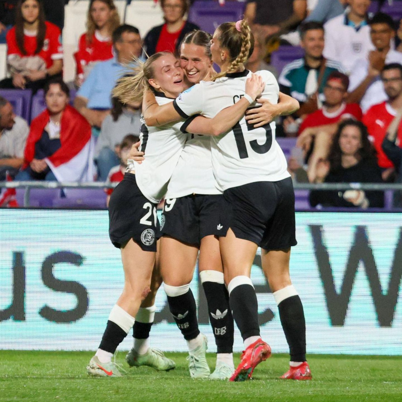 DFB-Frauen schießen Österreich mit 6:0 ab