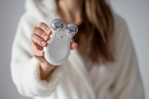 Ein Gesichtsmassagegerät soll die Haut verbessern − ein Überblick