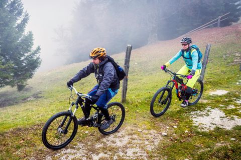 Von Kopf bis Fuß auf Regen eingestellt: Radoutfits für nasses Wetter