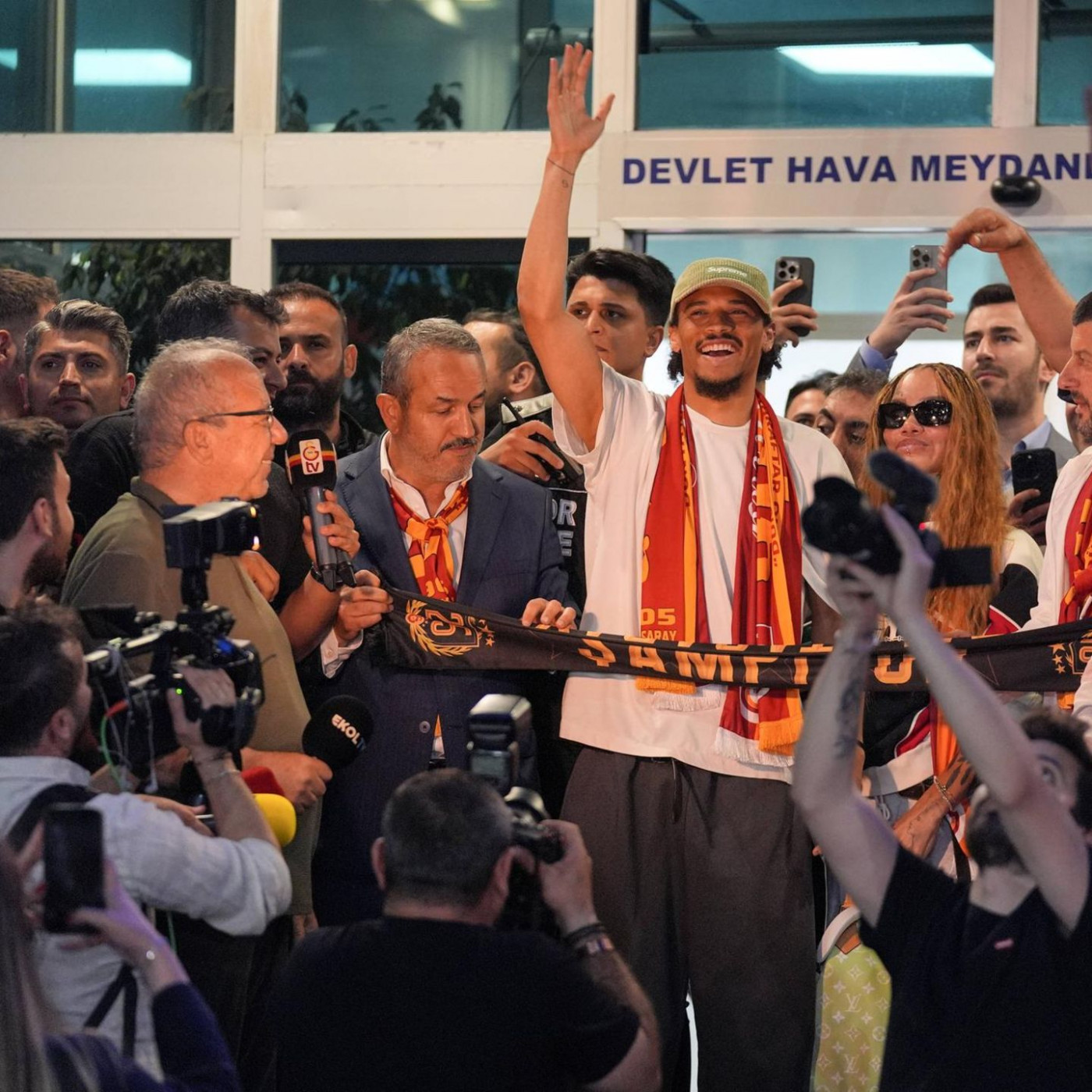 Sané landet in Istanbul – und Millionen Menschen sehen zu