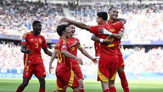 Spanien verstolpert 2:0-Führung, jubelt aber trotzdem
