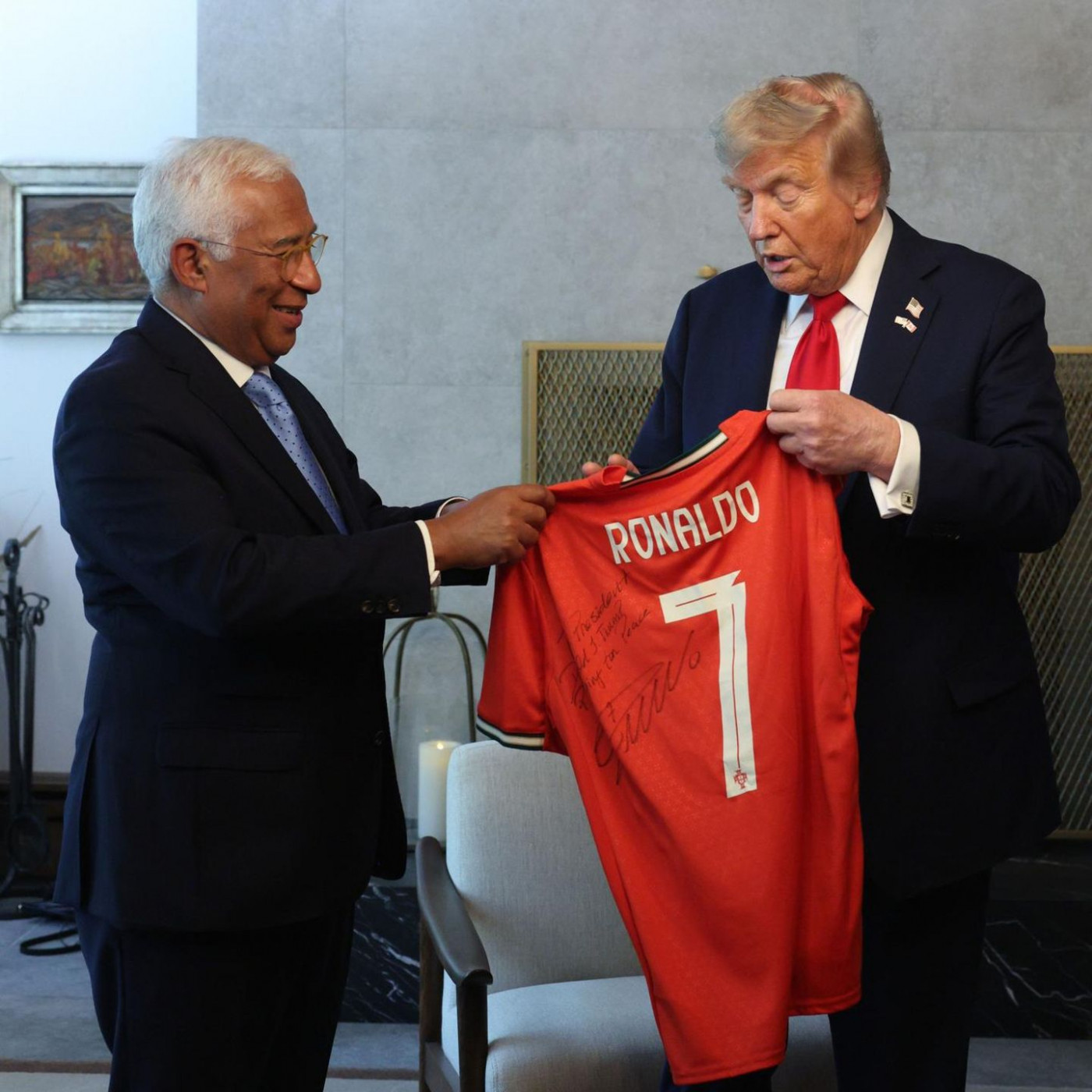 Trump bekommt signiertes Ronaldo-Trikot – mit besonderer Widmung