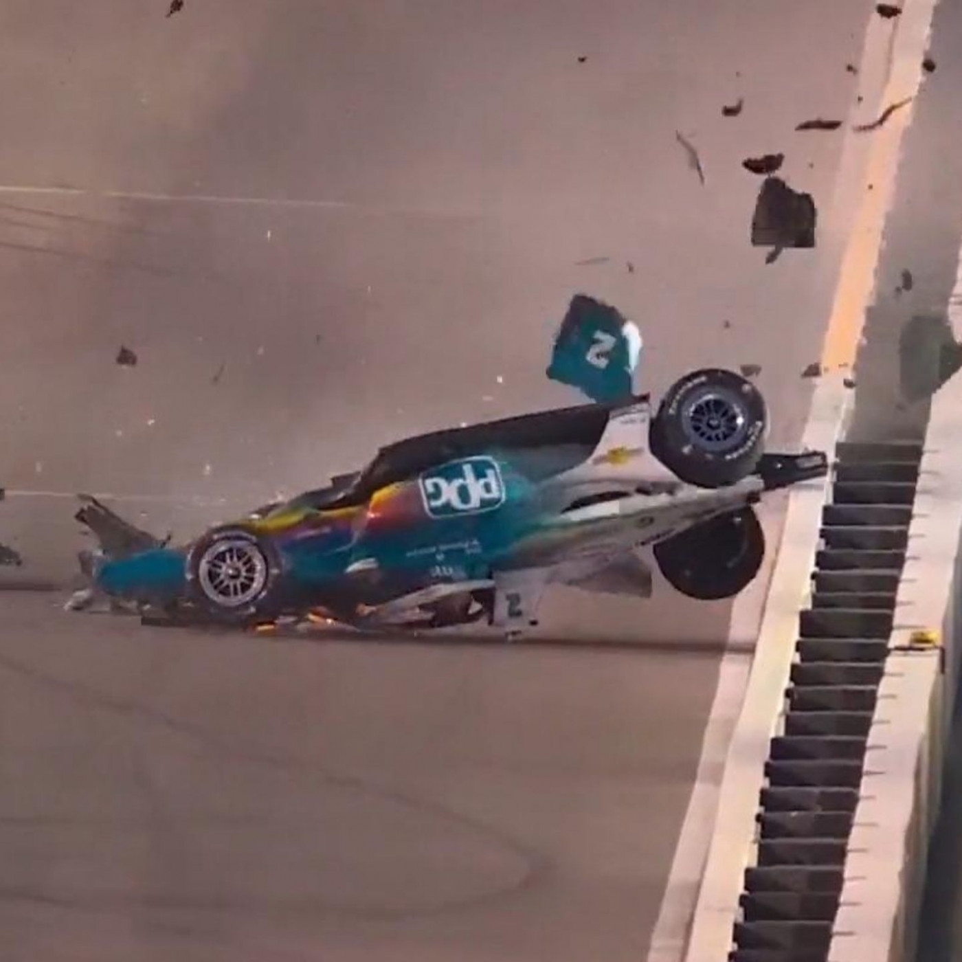 Heftiger Crash beim IndyCar: Rennwagen hebt nach Unfall ab