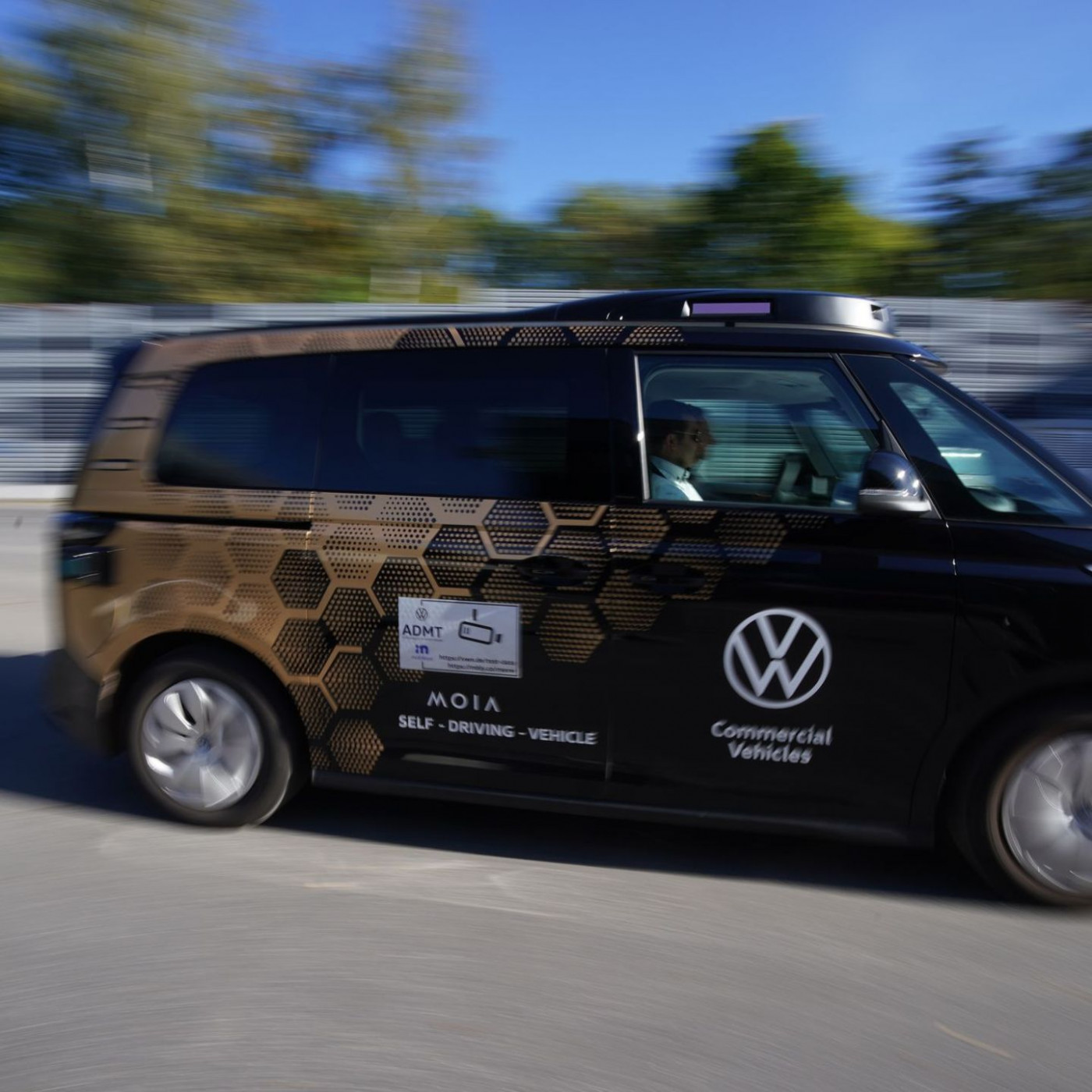 VW zeigt fahrerlosen E-Bulli - Zulassung ab 2027 angestrebt