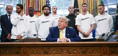 Geradeaus schauen, nicht antworten – Fremdscham-Momente bei Donald Trump