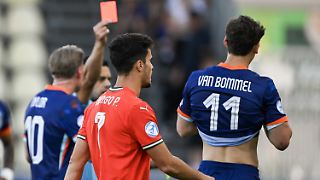 Zwei Fouls in zwei Minuten: Van Bommel fliegt zum Blitz-Platzverweis