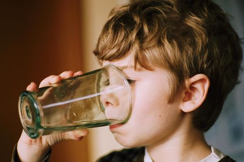 Ernährungsexpertin erklärt, wie viel wir an heißen Tagen wirklich trinken müssen