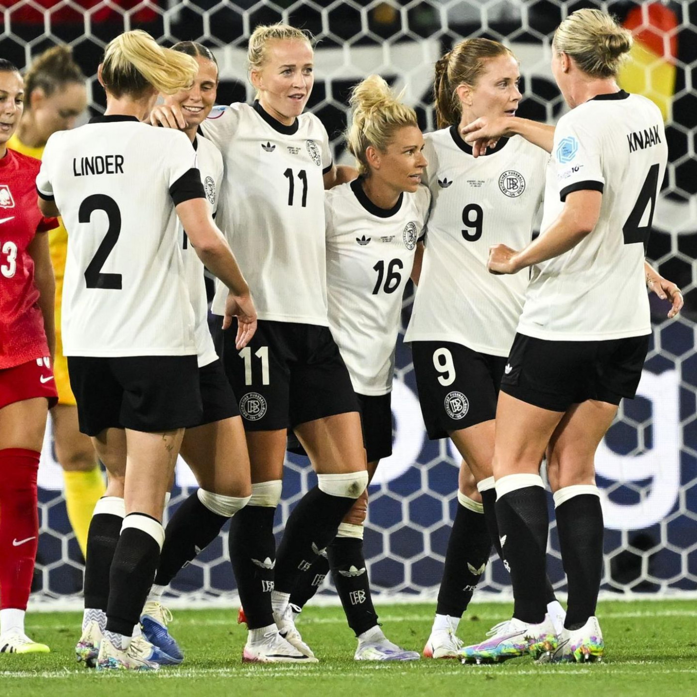 Gwinns Ausfall schockt Fußballerinnen bei 2:0 gegen Polen