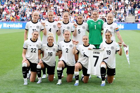 DFB-Frauen feiern ihre verletzte Kapitänin Giulia Gwinn