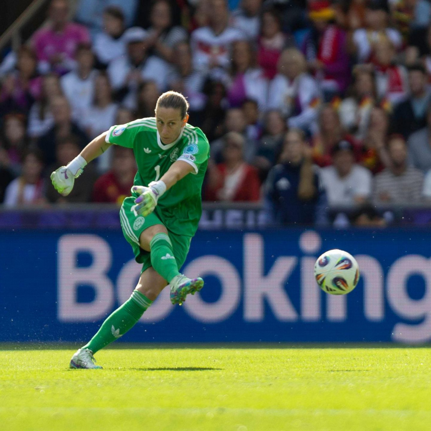 Die Dribblings von Torhüterin Berger sind dem Bundestrainer zu wild
