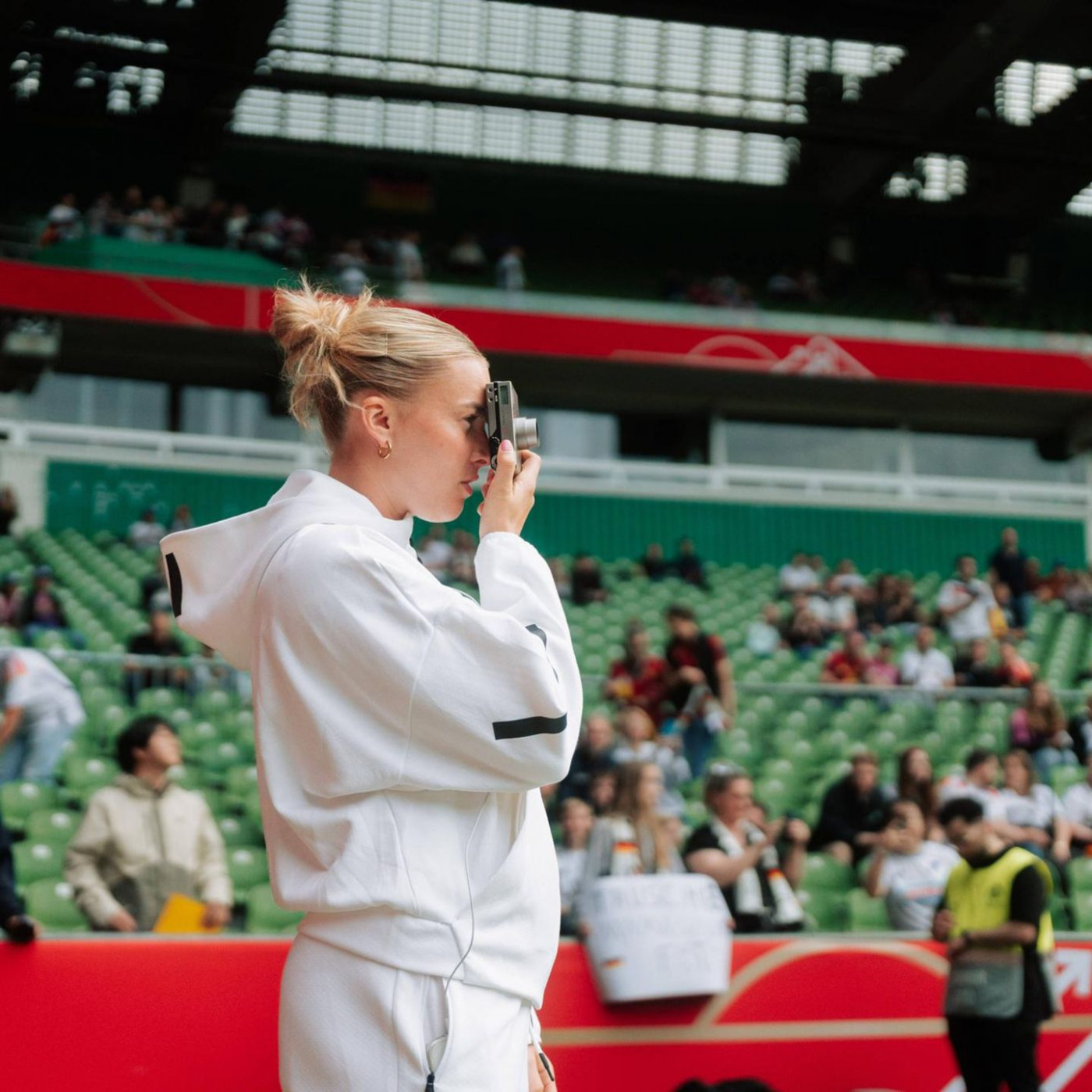 Sie ist Fotografin und Sprachrohr des Teams. Nun muss sie auch das Spiel prägen