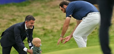 Nach dem Triumph purzelt Scottie Schefflers Sohn das Grün hinab