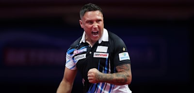 Darts-Stars zoffen sich auf offener Bühne