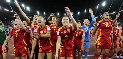 Spanierinnen zelebrieren ihren Sieg ausgerechnet vor dem Bus der weinenden DFB-Frauen