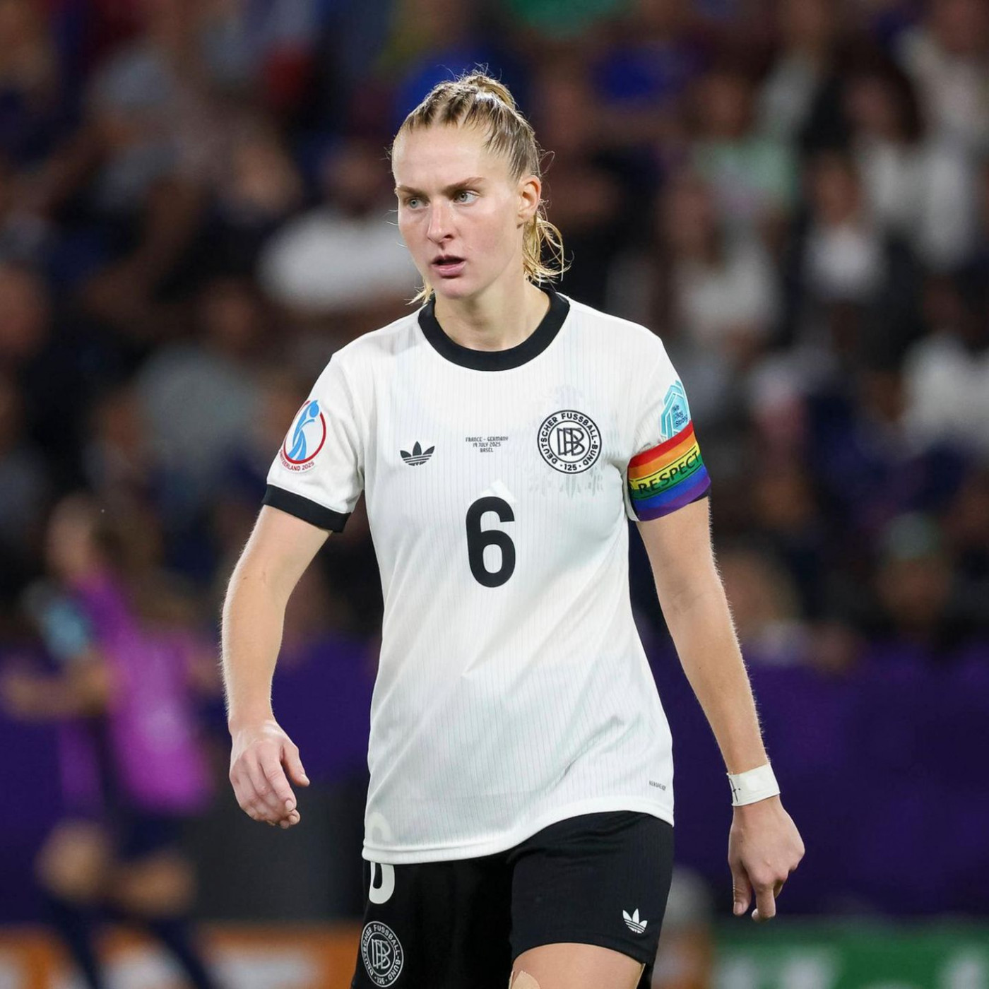 Bis vor einem Jahr fuhr sie als Polizistin Streife. Nun ist sie DFB-Kapitänin