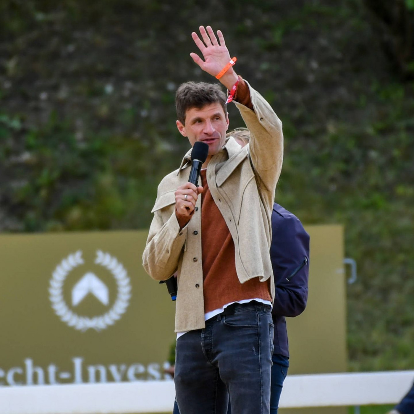 Müller zieht von dannen – mit Cowboyhut und Pferd