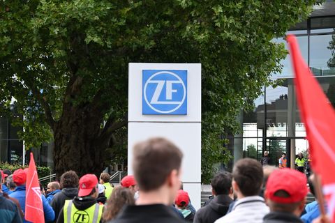 Tausende Menschen protestieren gegen Job-Abbau bei ZF