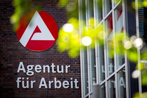 Zahl der Arbeitslosen steigt auf fast drei Millionen