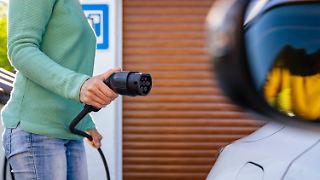 Mehr Menschen steigen auf E-Autos um