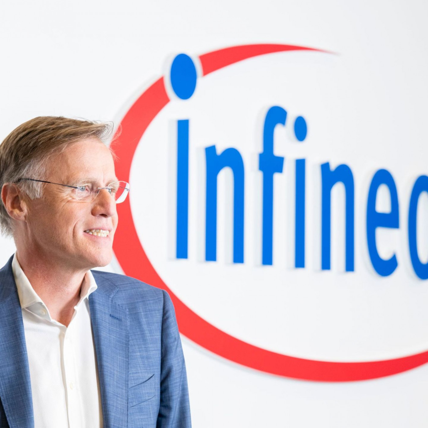 Infineon verdient fast ein Viertel weniger und hebt Prognose