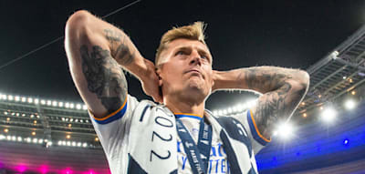 Dann schlägt Kroos die Hände vors Gesicht und wendet sich an Laura Wontorra