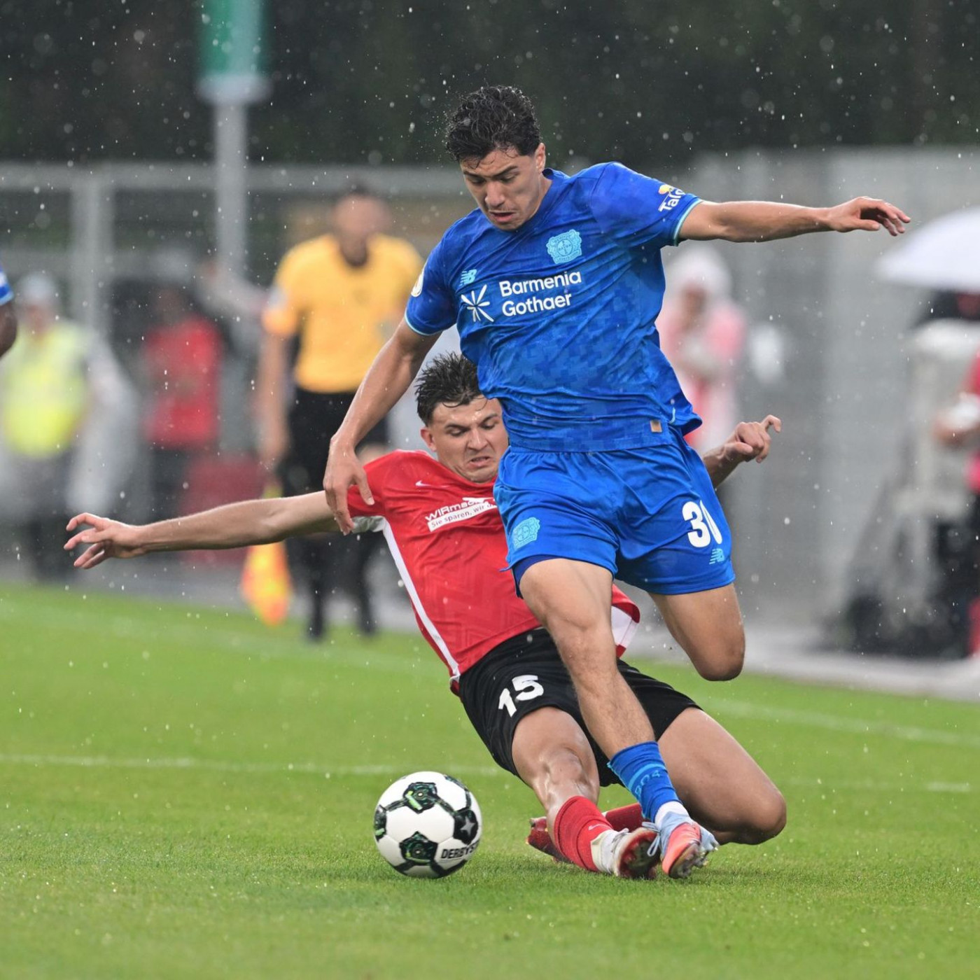 Spiel unterbrochen: Gewitter stoppt ten Hag und Leverkusen