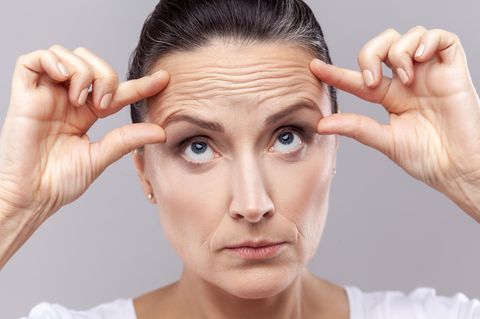 Was hilft gegen Stirnfalten? Diese Produkte fördern ein glattes Hautbild