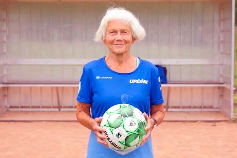 Deutschlands wohl älteste Fußballerin – mit 73 Jahren auf dem Spielfeld