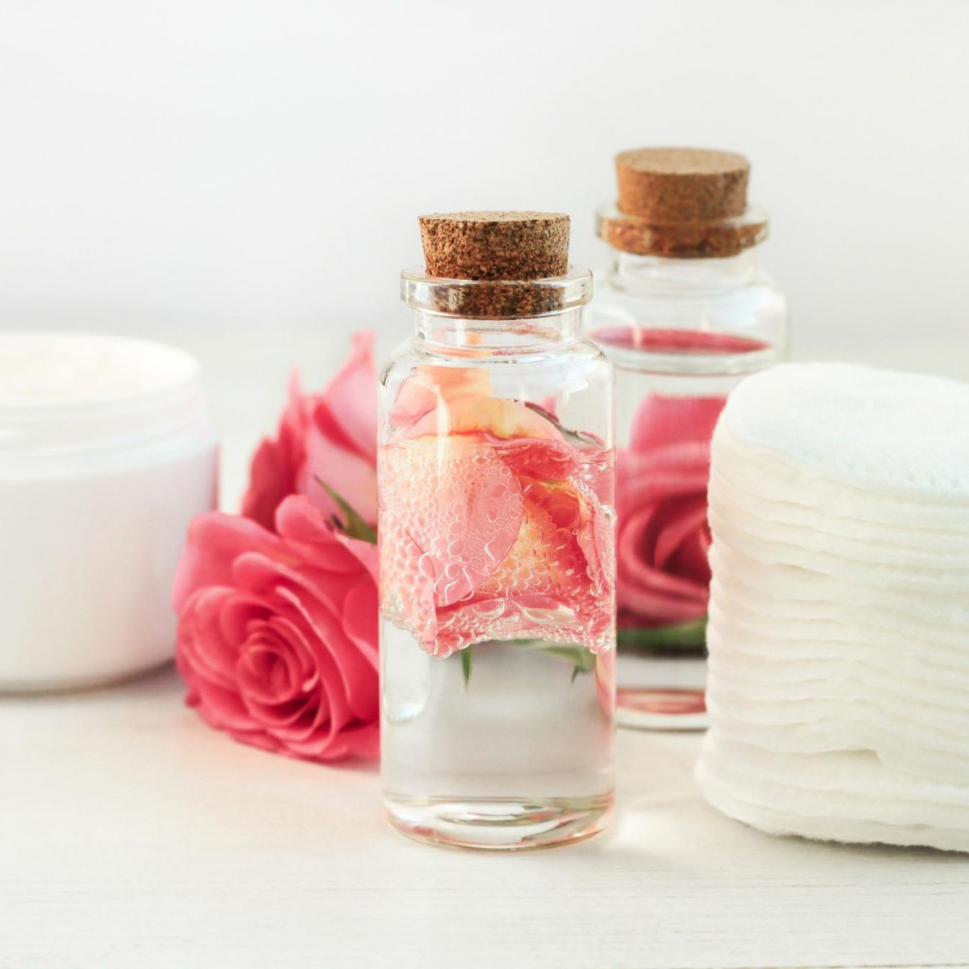 Natürliche Kosmetik: Darum fördert Rosenwasser ein gesundes Hautbild