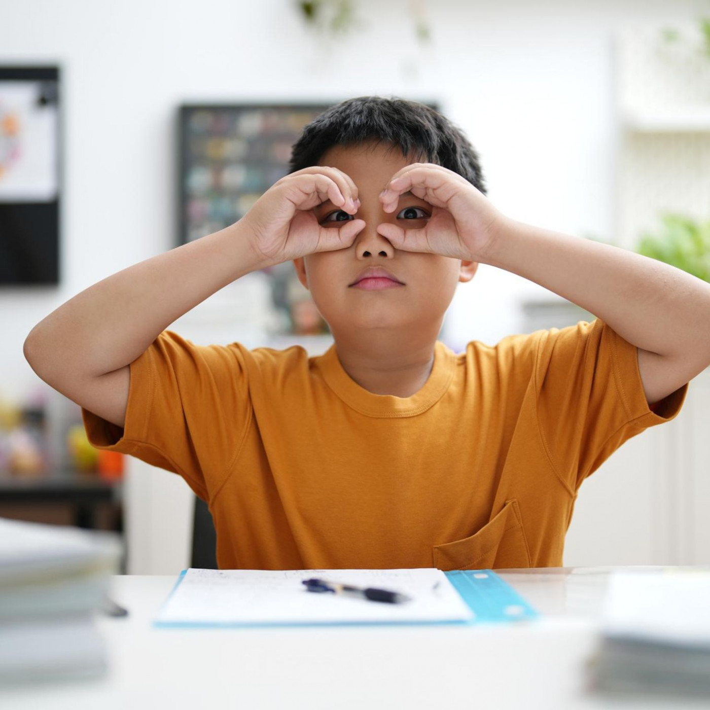Kurzsichtigkeit bei Kindern: Wie Eltern vorbeugen können