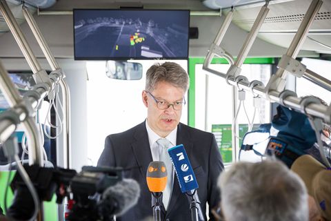 Verkehrsminister: Erster autonomer Linienbus "wegweisend"