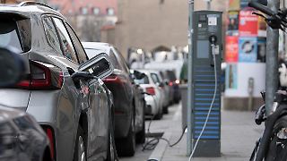 Preisabstand zwischen E-Autos und Verbrennern schrumpft