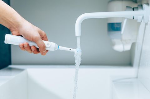 Elektrische Zahnbürsten sind Keimschleudern: So verbessern Sie die Mundhygiene