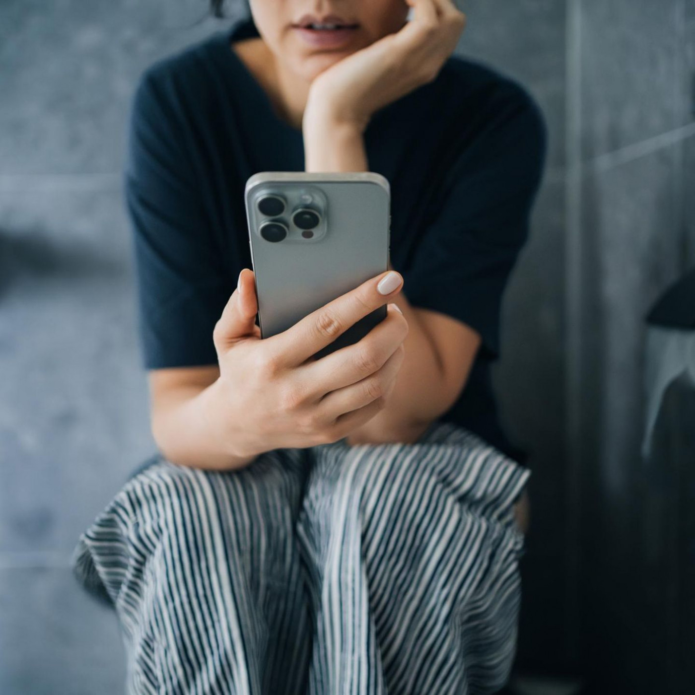 Handy auf dem Klo? Das könnte unangenehme Folgen haben