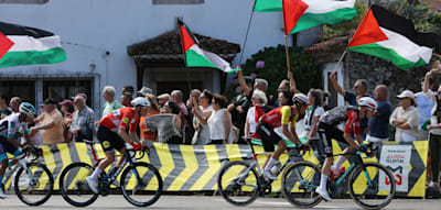 Neues Vuelta-Chaos – Propalästinensische Demonstranten stoppen Fahrer diesmal am Berg