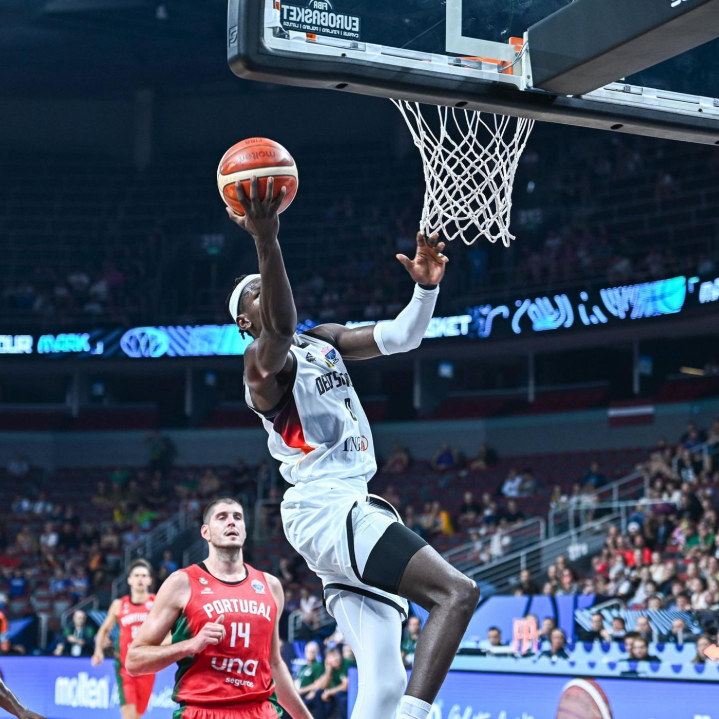 Deutsches Basketball-Team kämpft sich ins EM-Viertelfinale