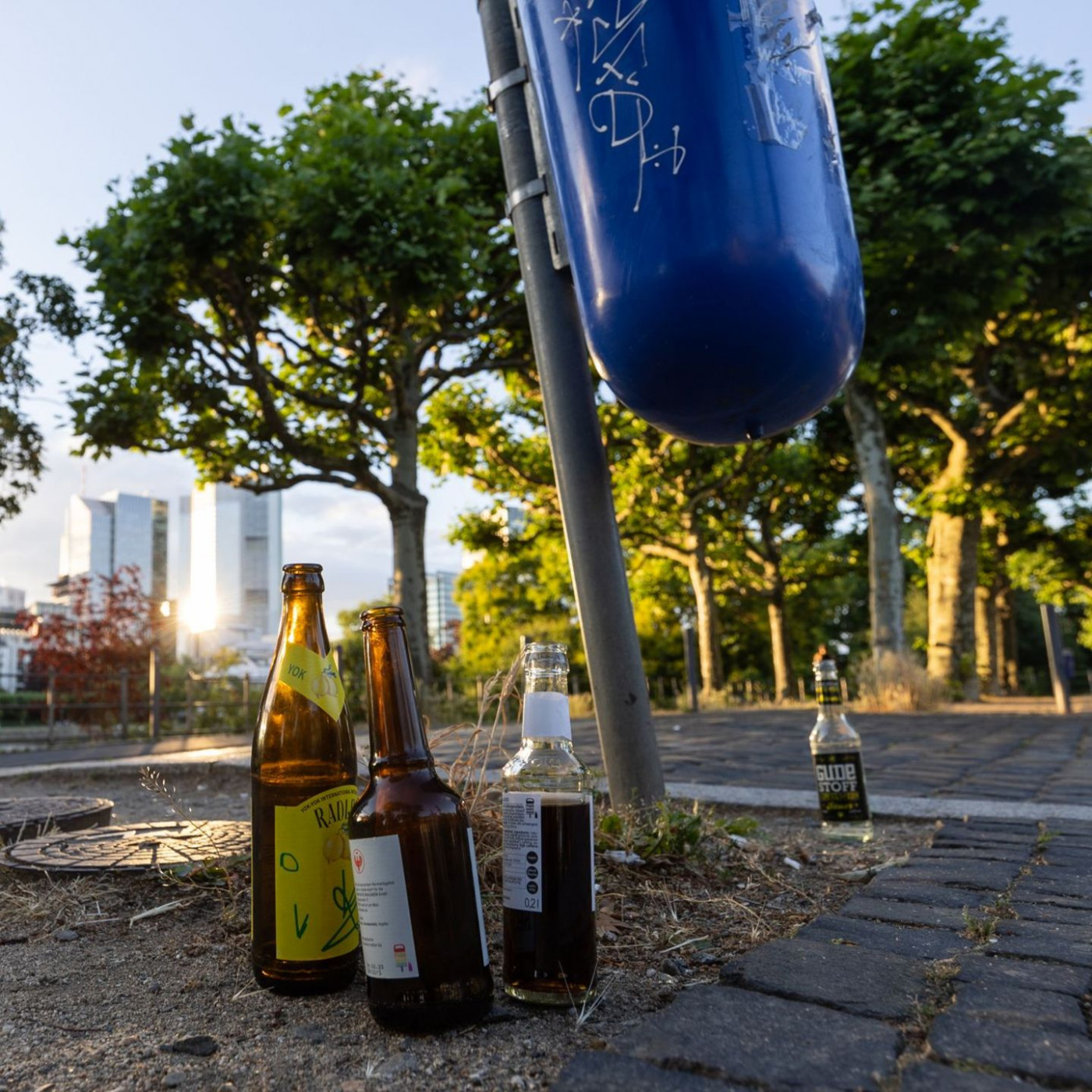 Mehrwegflaschen landen im Müll – Debatte über Pfandhöhe