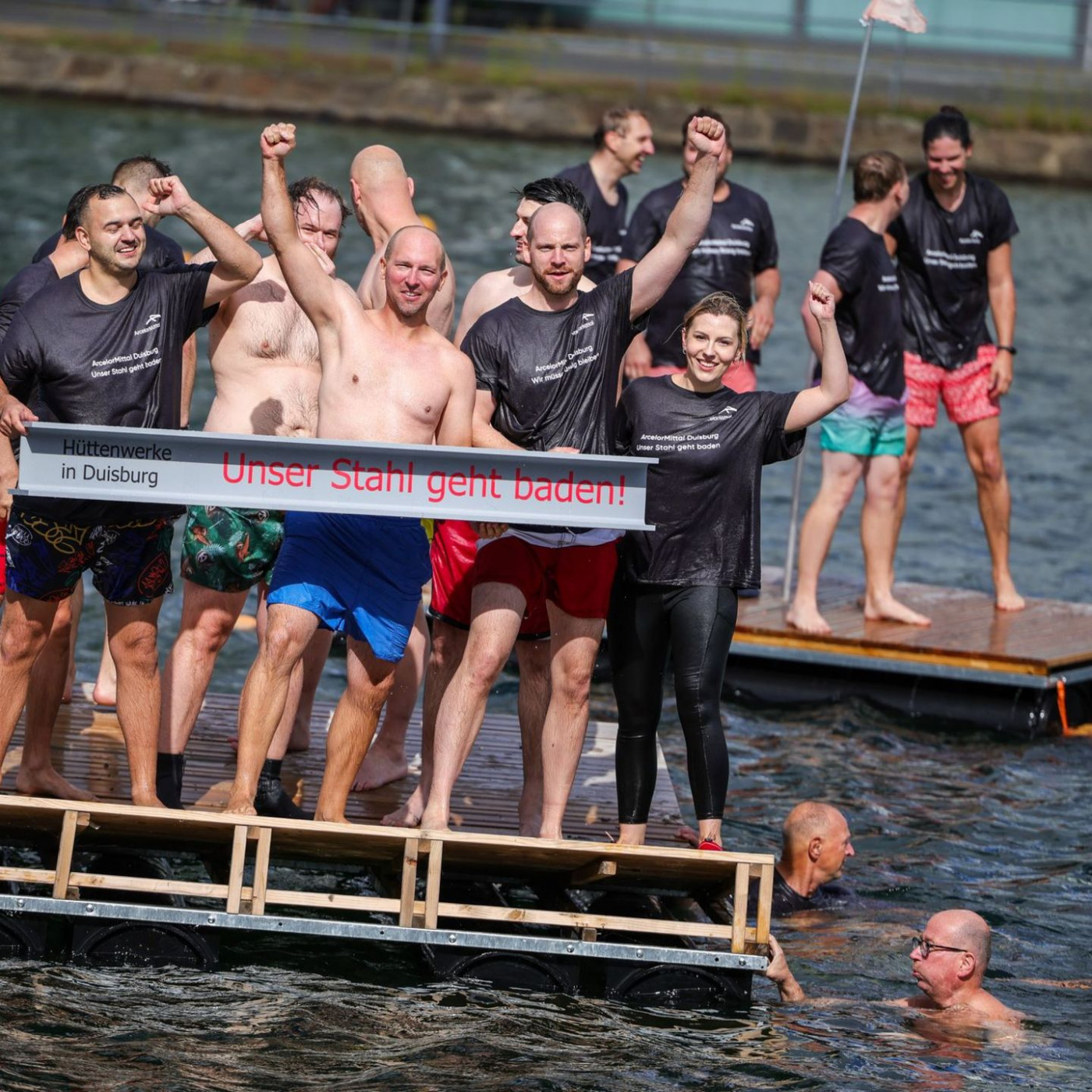 "Unser Stahl geht baden": Stahlarbeiter springen ins Wasser