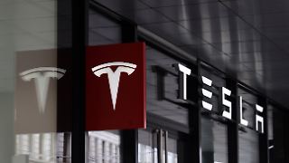 Tesla einigt sich außergerichtlich nach tödlichem Autopilot-Unfall