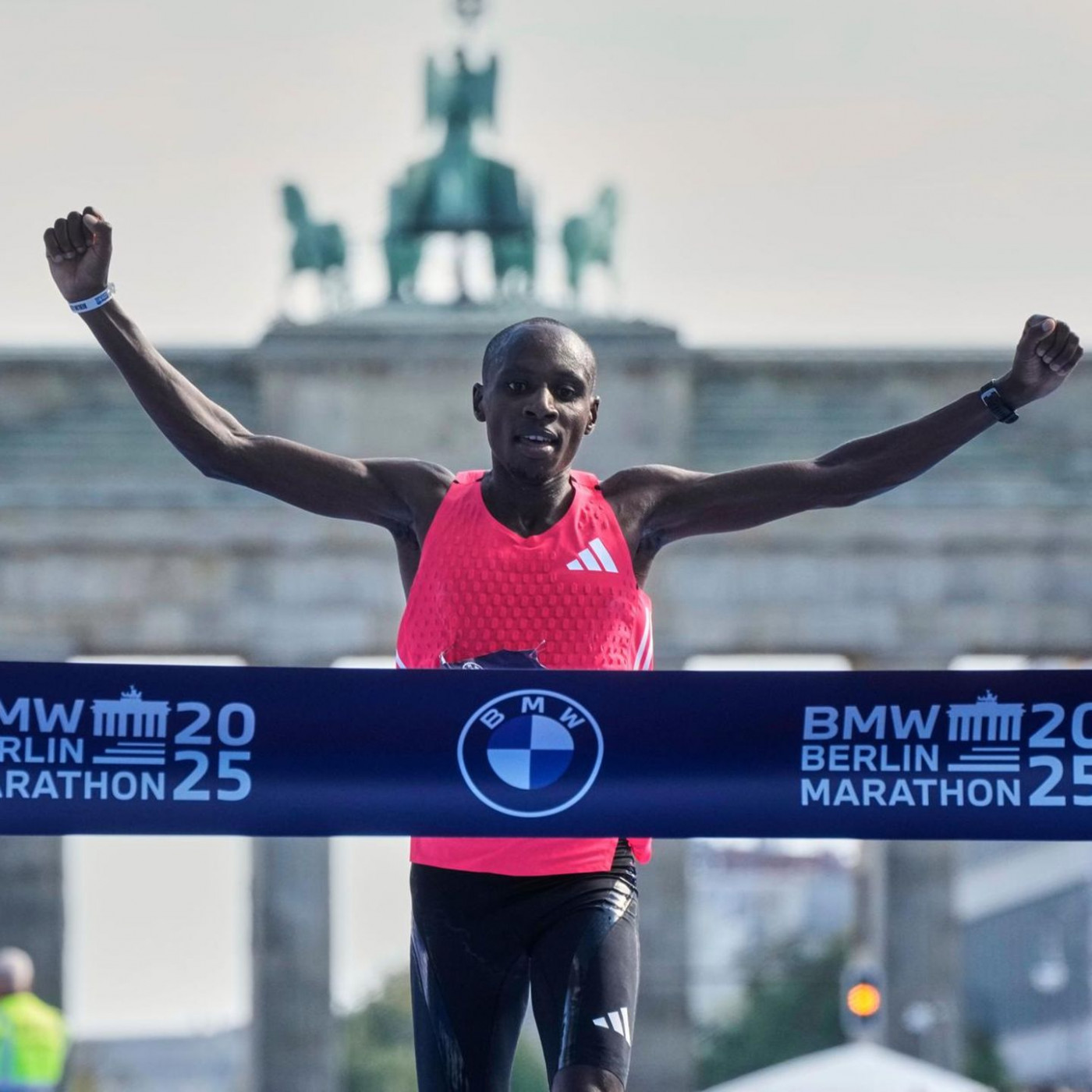 Kenianer Sebastian Sawe gewinnt – verpasst aber Weltrekord knapp